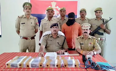 Police Caught Accuse Running Arms Factory Uttar Pradesh