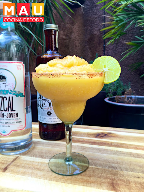 mezcalita de mango con chile ancho bebida con mezcal