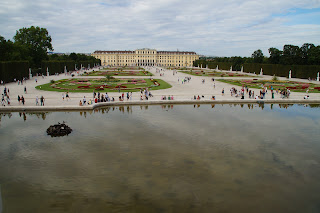 Vista do alto no Palácio de Schönbrunn em Viena na Áustria