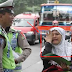 GILA !! Saat Razia Polisi Pukul Kepala Ibu Pemotor, Diprotes Malah Pamer Pangkat, SEBARKAN