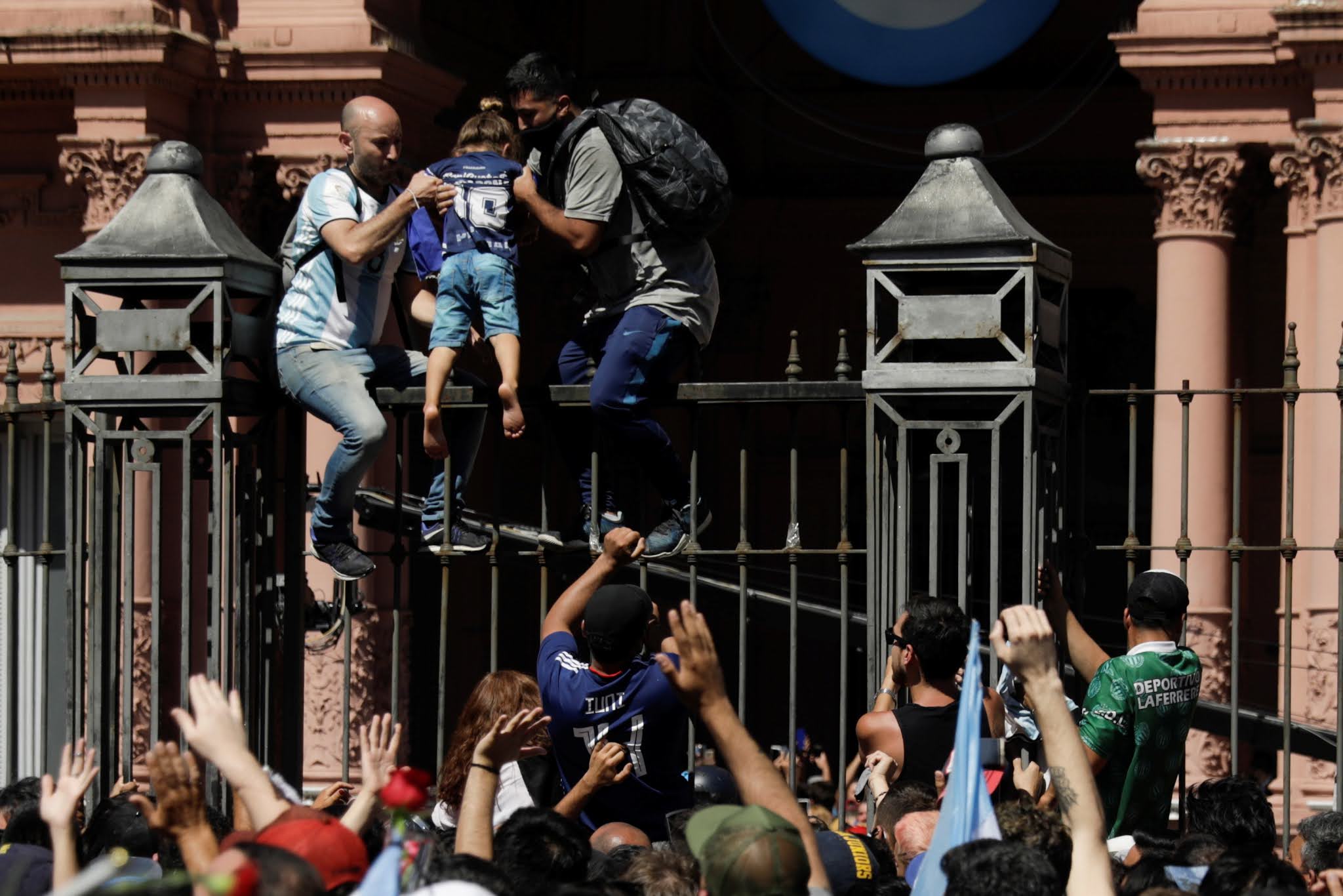 Incidentes en el velatorio de Maradona