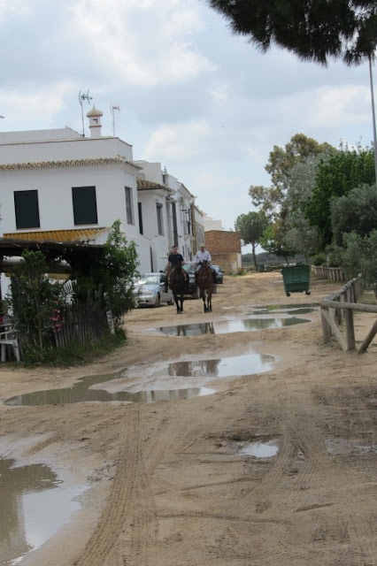 straten van zand in El Rocio, let op de kuilen en plassen