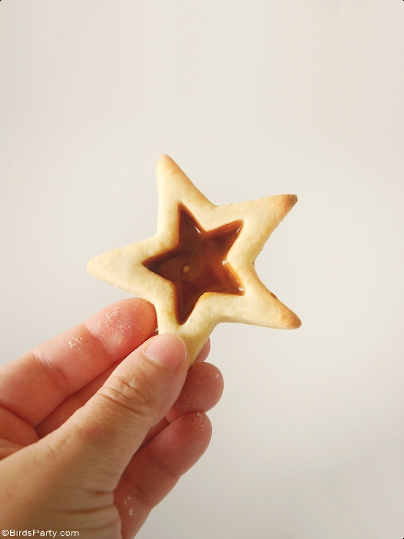 Recette de biscuits étoiles de Noël au caramel - de jolis biscuits faciles à préparer avec toute la famille ce Noël! Fait aussi un excellent cadeau!