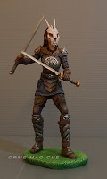 action figure statuetta donna guerriera con armatura e spade videogame fantasy milano orme magiche