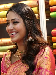 Actress Nivetha Pethuraj HD Latest Images In Traditional Saree