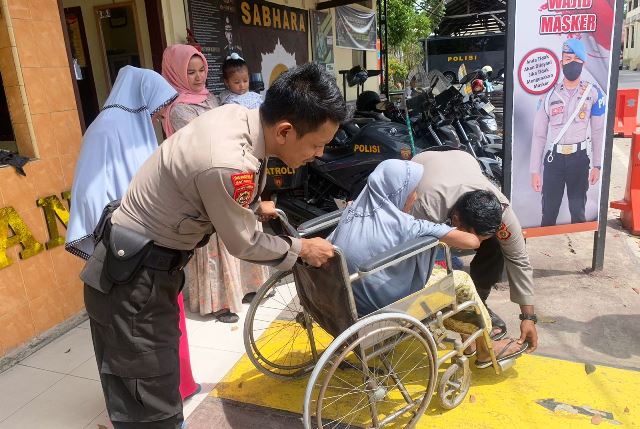 Sigap, Regu Piket Sat Samapta Polres Aceh Timur Bantu Lansia