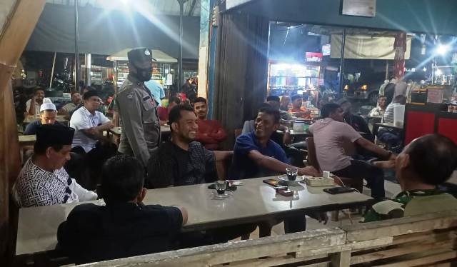 Bhabinkamtibmas Polsek Simpang Ulim Polres Aceh Timur Iimbau Warga Agar Tidak Taruhan Nobar Piala Dunia