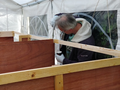 Erik plakt de buitenlatten goed vast