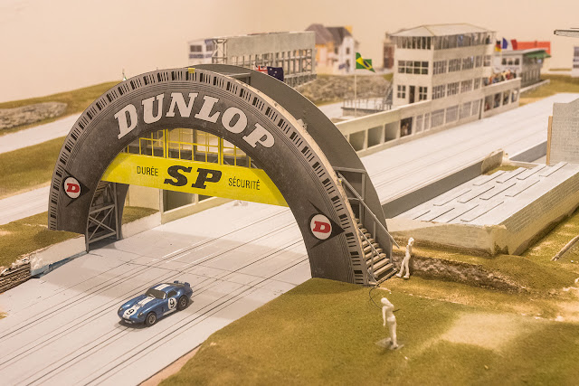 Circuit Reims-Gueux Dunlop Bridge  Bogen mit Dunlop Reifen