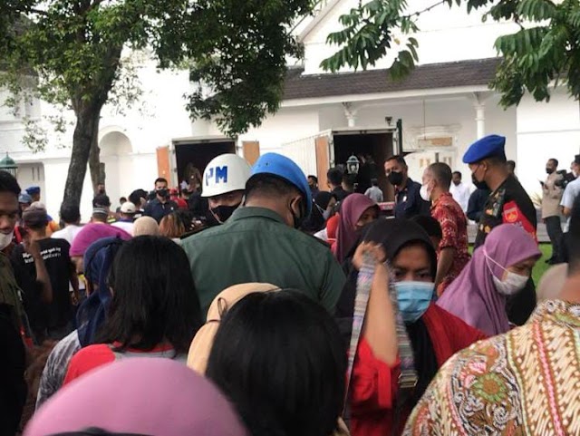 Joko Widodo Membagikan Sembako di Gedung Agung