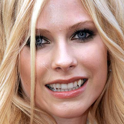 Este look da Avril Lavigne perfeito para uma festa balada ou evento