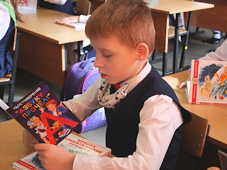 https://commons.wikimedia.org/wiki/File:First_grader_reads_a_certificate_ABC_book_read.jpg