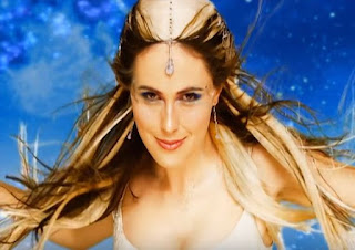 Sharon den Adel cantando en el videoclip de Ice Queen