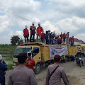 Kabag Ops Polres Simalungun Ikut Penimbunan Jalan Rusak Sepanjang Jalan Siantar-Saribulok