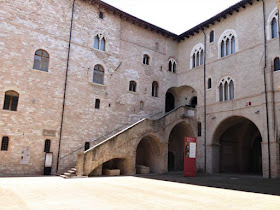 scala gotica palazzo trinci foligno