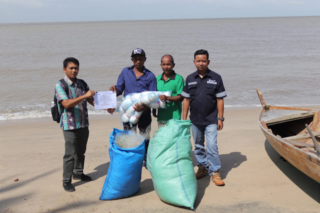 KUB Titihan Muhibah Kelurahan Sawang Mendapat Bantuan Jaring dari PT Timah Tbk