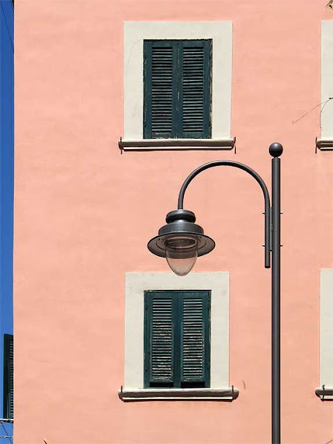 Lampione, finestre su un muro rosa, via delle Galere, Livorno