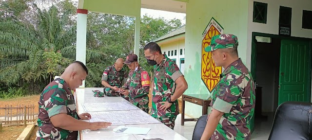Anggota Satgas Yonif 144/JY Terima Kunjungan Asops Pangkogasgabpamwiltas Darat XII/Tpr di Perbatasan
