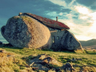 Buildings built by Creativity: Stone House (FAFE, Portugal )