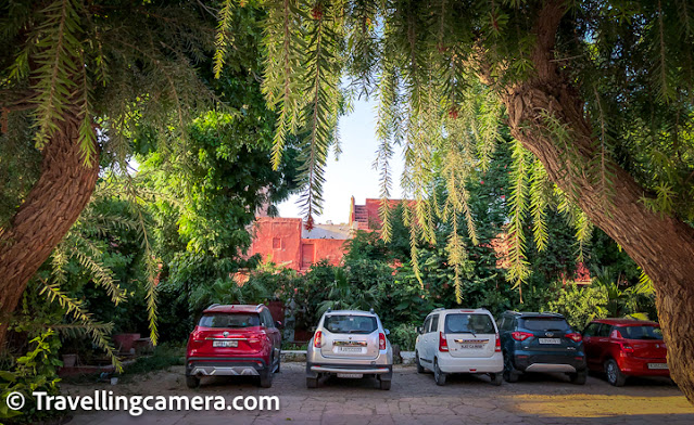 When you are driving toward the hotel through the typical old city roads, you will never be able to guess the look and feel of the hotel you are driving toward. You take a turn to enter the property, and the world opens up. There are green lawns, trees, spacious parking, and a rather charming red building in front of you.