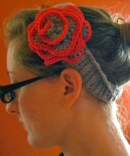 http://translate.google.es/translate?hl=es&sl=en&tl=es&u=http%3A%2F%2Fcultofcrochet.wordpress.com%2F2011%2F09%2F25%2Fflower-headband%2F