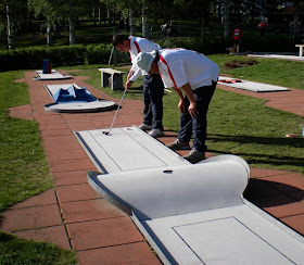 Receiving some tips on the Middle Hill Eternit Miniaturegolf hole from Crazy Golf legend Tim 'Ace Man' Davies