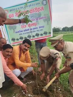 पर्यावरण की सुरक्षा के लिए अधिक से अधिक करें वृक्षारोपण – रमेश चंद्र मिश्र  | #NayaSaveraNetwork