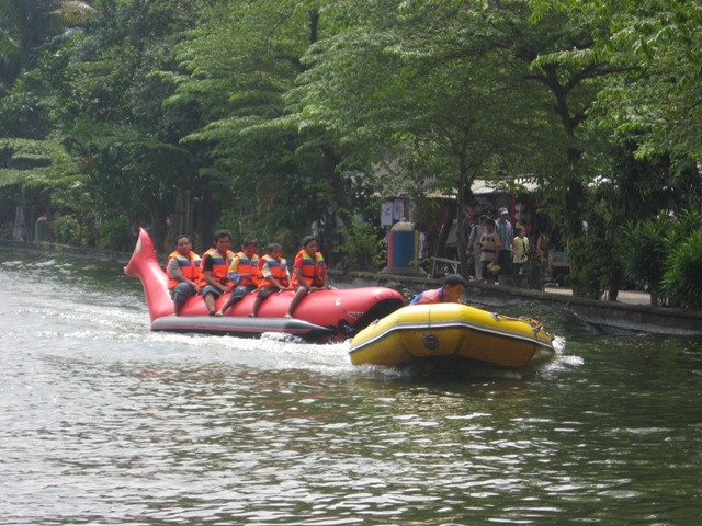 banana-boat-di-bonbin-gembiraloka