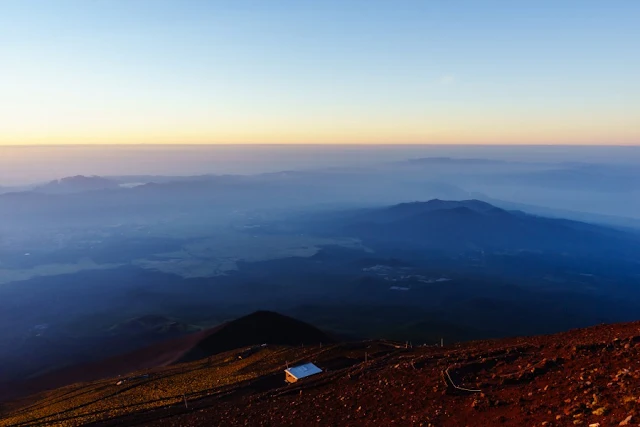 赤く染まる山肌～富士山