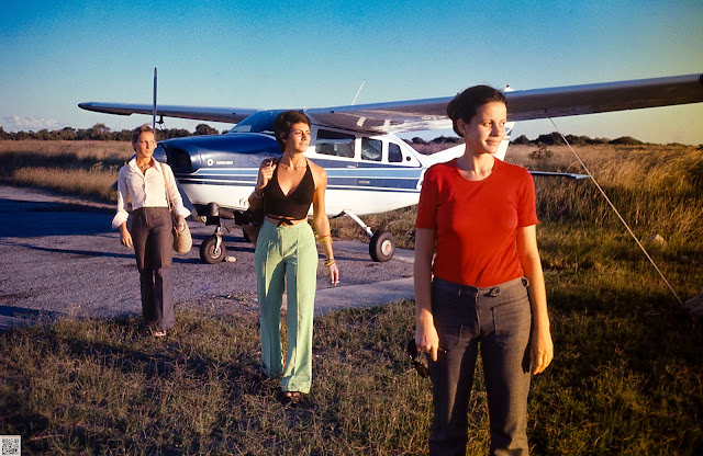 No início de 1974 penso que na reserva de Maputo.  Na fotografia, da direita para a esquerda: mulher de Manuel Augusto Martins Gomes (Margarida, minha mãe), sobrinhas de Manuel A. Martins Gomes, nomeadamente Manuela e Maria João.  MMG_H_023 📷 by Manuel Augusto Martins Gomes @manuelamartinsgomesmemorias   Recovered by (a)Zé Gomes @zebmgomes 🔗https://beacons.ai/manuelamartinsgomesmemorias  ©️ All rights reserved  If shared please add the above information