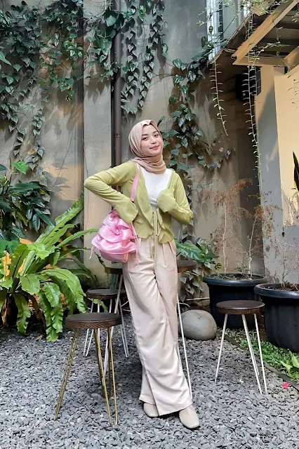 Tania Dewi Nur Azmi wearing an inner wrapped in a green outer, paired with a cream-colored hijab and culottes