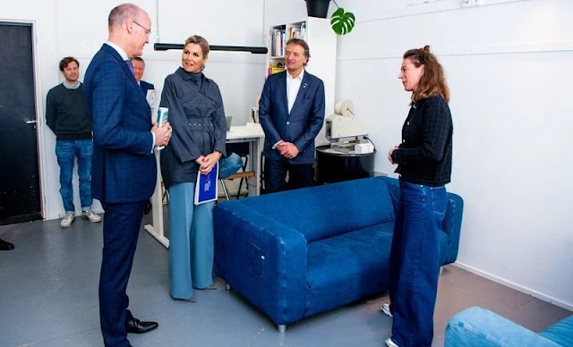 Queen Maxima wore a twill coat with pockets and belt by Natan. The Koning Willem I Award for Sustainable Entrepreneurship