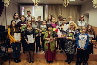 поэтесса Анастасия Папуш,  юные    художники   и преподаватели на презентации книги «Дороги долі. Чистые криницы». 