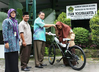 Siswi dengan Segudang Prestasi Ini Kayuh Sepeda 90 Menit Tiap Hari ke Madrasah