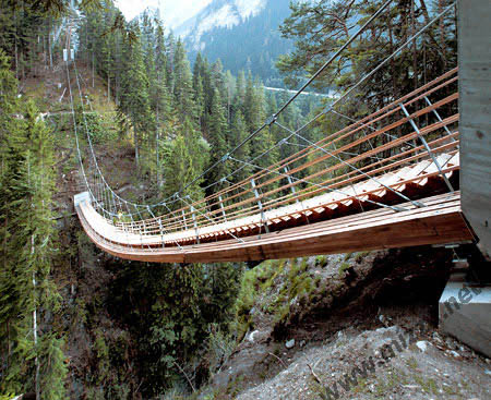 Jembatan Berbentuk tangga pada Traversinertobel (Swiss)