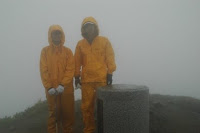 暴風雨の大朝日岳山頂