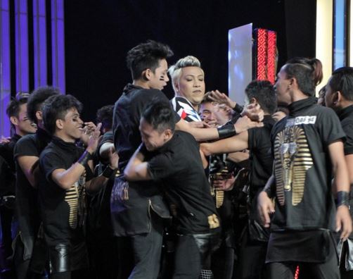 Crossover Family hugs Vice Ganda