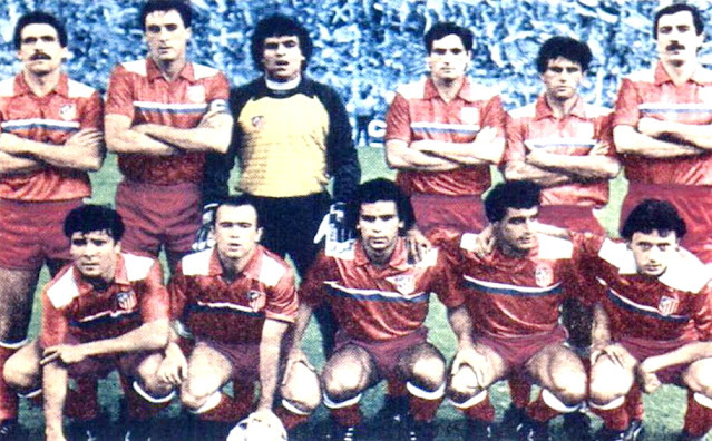 CLUB ATLÉTICO DE MADRID. Temporada 1984-85. Votava, Ruiz, Mejías, Clemente, Landáburu, Arteche. Julio Prieto, Marina, Hugo Sánchez, Quique Ramos y Rubio. CLUB ATLÉTICO DE MADRID 2 🆚 ATHLETIC CLUB 1 Domingo 30/06/1985, 21:00 horas. Copa del Rey, final. Madrid, estadio Santiago Bernabéu. GOLES: ⚽1-0: 24’, Hugo Sánchez, de penalti. ⚽2-0: 55’, Hugo Sánchez. ⚽2-1: 75’, Julio Salinas.