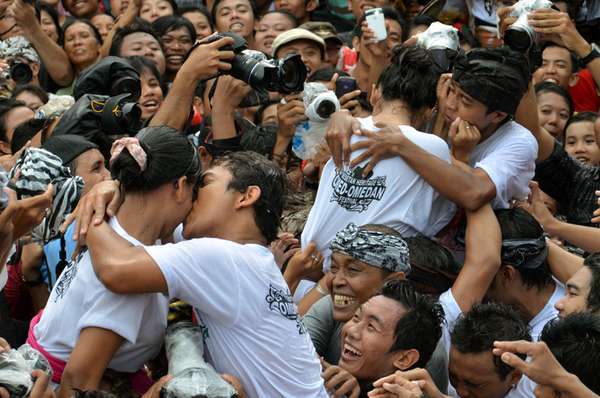 7 Tradisi di Indonesia Yang Bisa Bikin geleng-geleng kepala