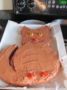 And now, let me present to you, Jodi's Kitty Cat Cake! (kitty cat cake)