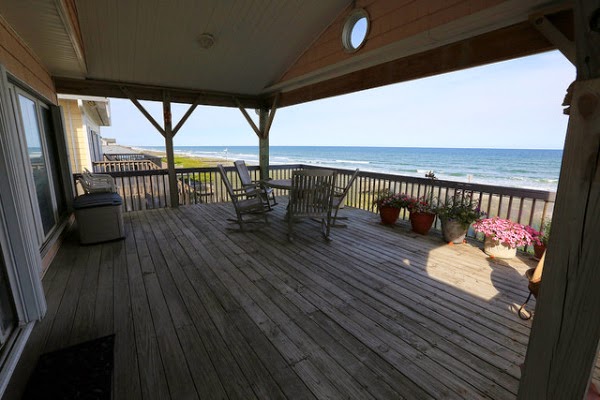 Strandhaus mit grosser Terrasse mit Zugang zum Meer