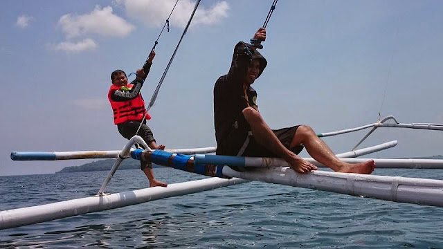 mattimbang berdua di bagian palatto perahu sandeq