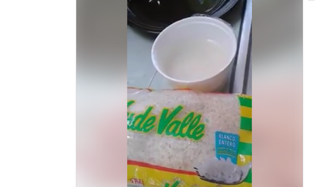 Mujer alerta que arroz Valle Verde, de venta en México, esta mezclado con plástico