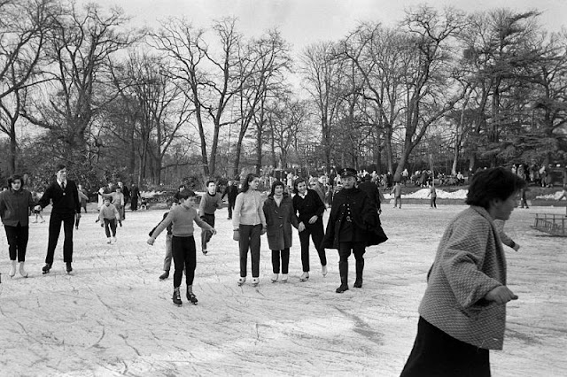 Vintage Photographs of People Having Fun at the Bois de Boulogne During the Winter of 1956_Old US Page