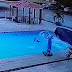 VÍDEO: MULHER PERDE O CONTROLE E MERGULHA CARRO EM PISCINA DE HOTEL COM HÓSPEDES NADANDO