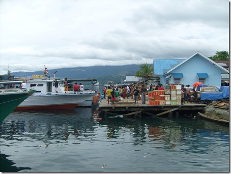 Kegiatan di Dermaga Kayu Pelabuhan Pagimana