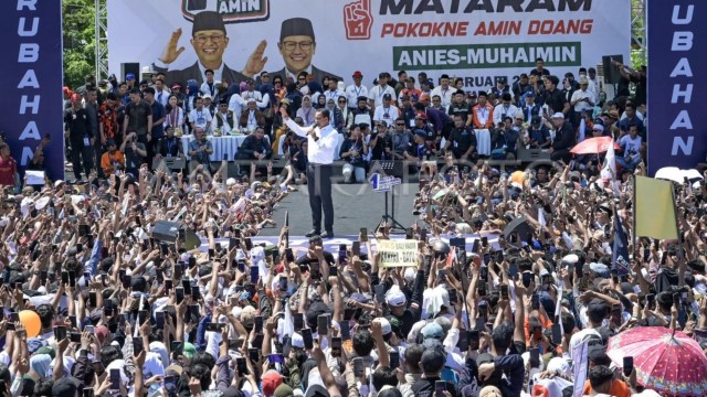 Kampanye di Lombok, Anies Bacakan Spanduk 'Amin Hanya Punya Doa, Tidak Punya Paman di MK'