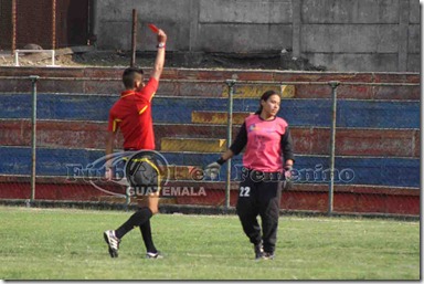 ultima jugadora de unifut y portera katherine lopez comete falta es expulsadaA al 57