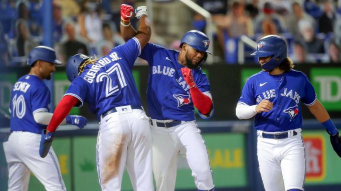 Los Azulejos vencen a los Rays y continúan en batalla por el Wild Card