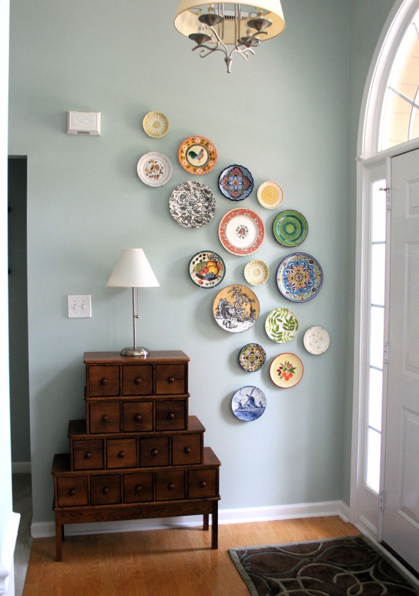 mmmcrafts corners of my house foyer  plate wall 